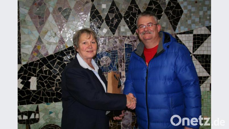 BRK-Bereitschaftsleiterin Gabi Beer-Langer (links) dankte Günther Fachtan (rechts). Bild: fpoz