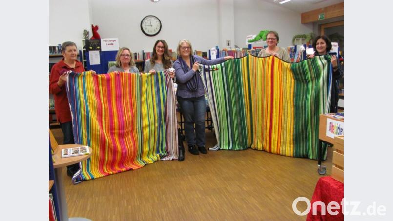 Susanne Hausmann (Dritte von rechts) arbeitete für ihren Man als Geburtstagsgeschenk eine Wetterdecke mit den Temperaturen aus dem Jahr 1972 in seinem Geburtsort im Harz nach. Martina Lucke (Dritte von links) wurde von ihr angesteckt und häkelte in diesem Jahr mit den Temperaturen das ihr Thermometer im Garten anzeigte eine Wetterdecke. Die Farben Orange, Rot, Pink und Fuchsia zeigen die hohen Temperaturen ab 25 Grad an. Bei Luckes Decke kann man ablesen dass es da 2019 in Mantel wesentlich höhere Temperaturen gab als 1972 im Harz. Bild: sei