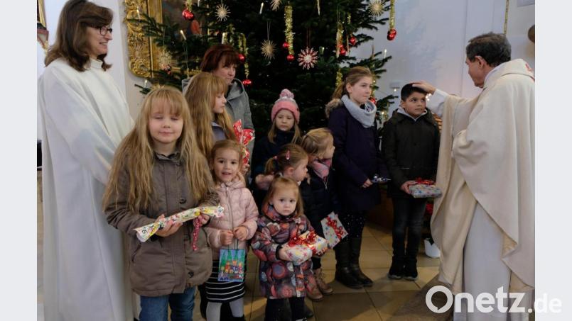 Pfarrer Max Früchtl segnet am &quot;Fest der Heiligen Familie&quot; die Kinder. Bild: le