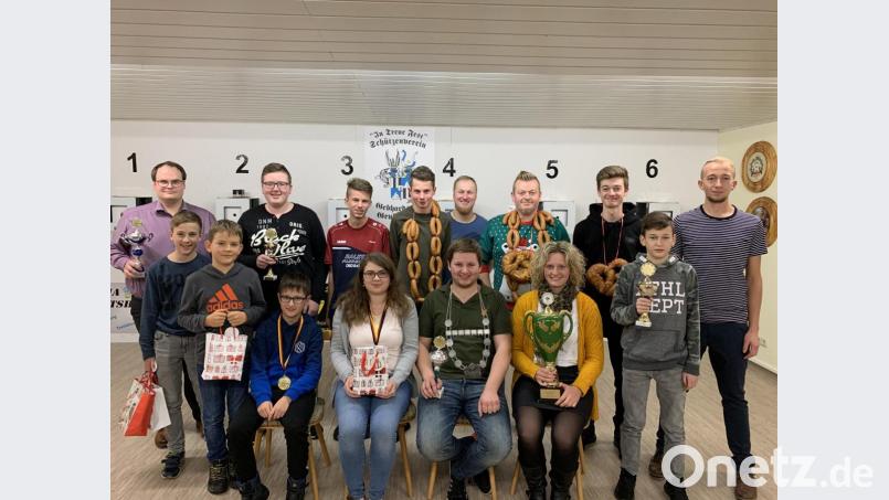 Der Schützenverein Gebhardsreuth-Grub-Isgier „In Treue fest“ kürte seine Könige und Liesl und nahm die Preisverleihung des Weihnachtsschießens vor. Dazu gratulierten Schützenmeister Stefan Brandmiller (links) und Sportleiter Fabian Putzer (rechts). Bild: gi