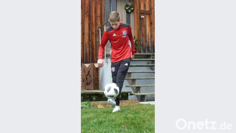 Der Dietersdorfer ist auch in den Weihnachtsferien mit dem Fußball anzutreffen. Bild: Portner