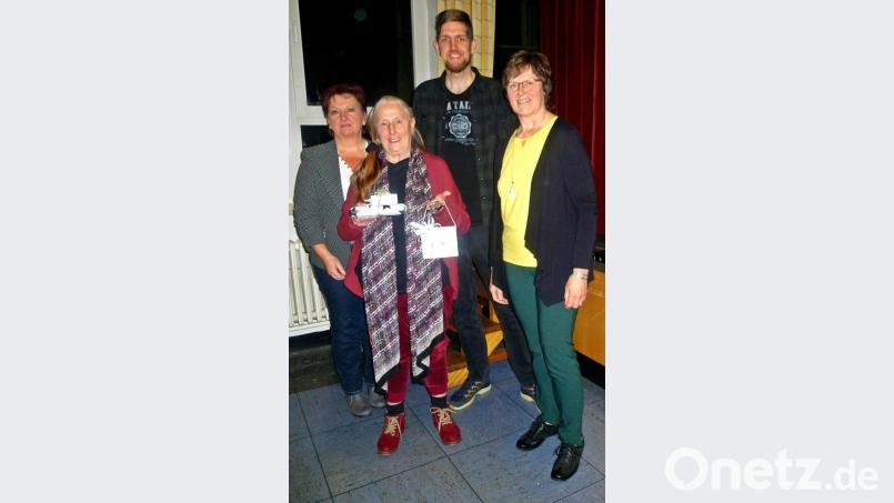 Ursula Barrois und Johannes Fischer von der &quot;Initiative&quot; freuen sich über die Spende, die Vorsitzende Agnes Hartwig (rechts) und ihre Stellvertreterin Anita Hösl (links) vom Frauenbund überreichen. Bild: R. Kreuzer