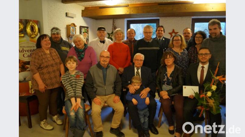 Im großen Familien- und Verwandtenkreis feiert der bekannte Metzgermeister in Ruhe, Rudolf Niedermayer (vorne, Mitte) im Sindersberger-Altenheim den 95. Geburtstag. Die Glückwünsche der Gemeinde Schirmitz übermittelt dabei Bürgermeister Ernst Lenk (vorne, rechts). Bild: du