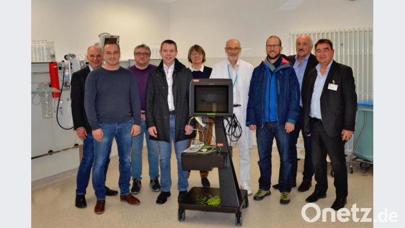 Vorsitzender Andreas Wopperer (Vierter von links) übergab mit Vertretern des Vorstands das neue Gerät an Ärztlichen Direktor Dr. Detlef Schoenen (Vierter von rechts) und Vertreter des Direktoriums. Bild: exb/Claudia Seitz