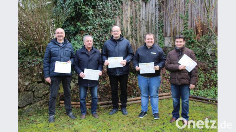 1. Vorsitzender der Freien Wähler Kastl Dominik Kugler (2. v. r.) sowie seine Stellvertreter Walter Zimmermann (l.) und Markus Kaufmann (r.) stellen das Kastler Kalenderblatt 2020 vor, das von Michael Kraus (2.v.l.) und Gerhard Dobmeier (3.v.r.) erstellt wurde. Bild: exb/Gerhard Dobmeier