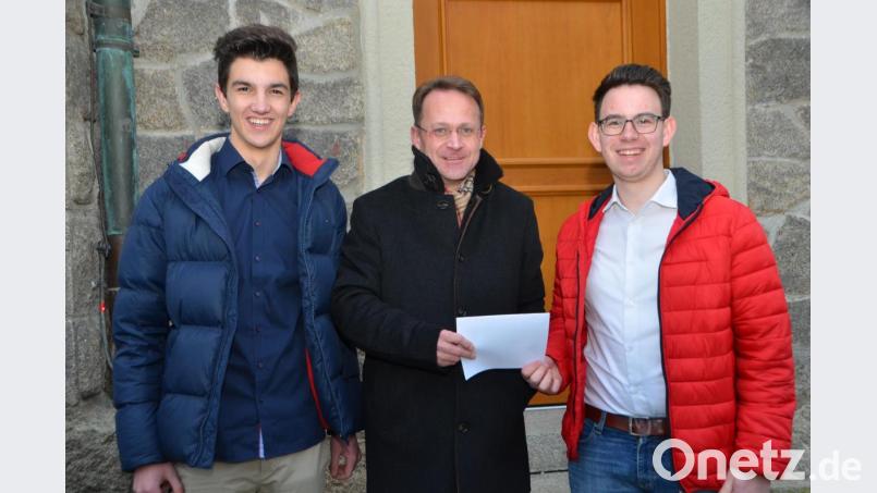 Markus Mathy aus Waidhaus (links) und David Kirschsieper aus Pleystein (rechts) überreichten an Dekan Alexander Hösl (Mitte) eine Spende in Höhe von 300 Euro für den Kindergarten Don Bosco. Geld, das sie bei einem Benefizkonzert in der katholischen Stadtpfarrkirche in Vohenstrauß erwirtschafteten. Bild: dob