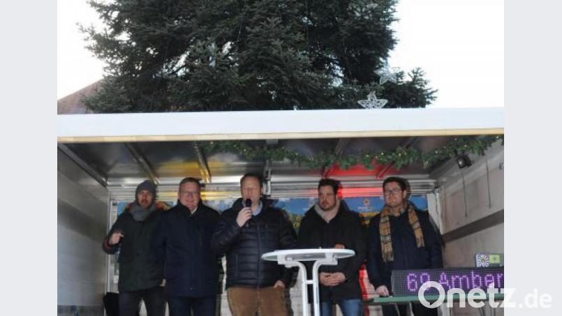 Noch steht er, der Christbaum auf dem Marktplatz, aber seine Stunden sind gezählt, denn er kam, ebenso wie der Baum am Malteserplatz, neben zahlreichen Sachpreisen bei der Versteigerung durch Round Table 69 unter den Hammer. Von links: Fabian Wendl, Oberbürgermeister Michael Cerny, Round-Table-Präsident Michael Rogenhofer, Andreas Diehl und Martin Asmus. Bild: gfr