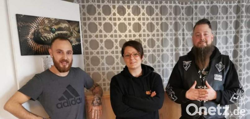 Sie tätowieren kommenden Samstag für den guten Zweck: „Sick Rick“ (von links), Franzi und „Schrat“. Bild: exb/Daniel Schmidt