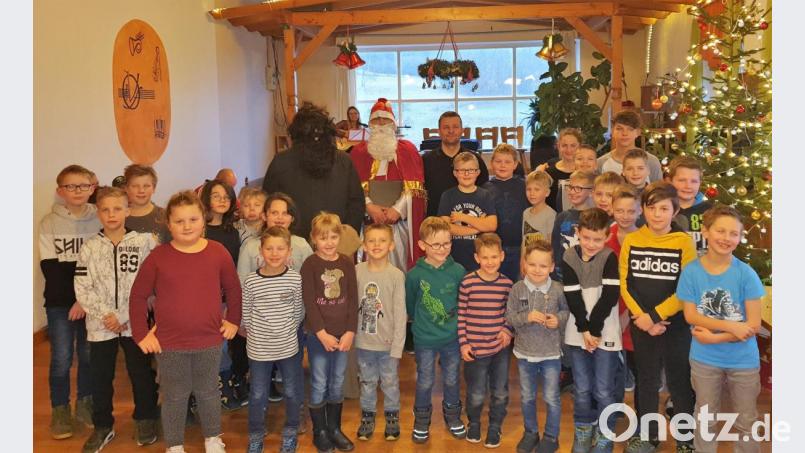 Das Foto zeigt den SVW-Nachwuchs mit dem (hinten von links) Krampus, Stefanie Schrembs und dem Nikolaus sowie Jugendleiter Harry Schupfner. Bild: hl
