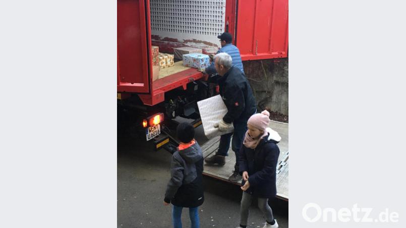 Emsig und mit Feuereifer helfen die Mädchen und Buben der Trautwein-Grundschule Moosbach, die Päckchen auf die Laderampe des Lastwagens zu bringen, die Ludwig Wüst und Bruno Friedl in Empfang nehmen. Bild: gi