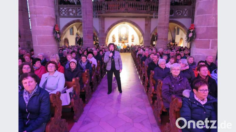 Mit ihren gefühlvollen religiösen Liedern berührte Brigitte Traeger die Herzen der zahlreichen Zuhörer in der Kemnather Stadtpfarrkirche. Bild: jzk