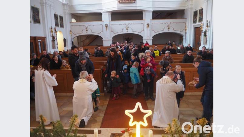 Stadtpfarrer Häring und Pater Rafau segneten die Kinder Bild: stn