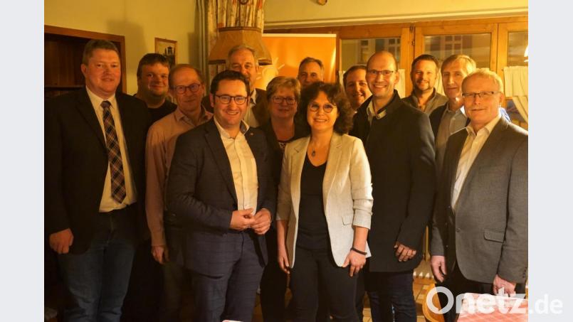 Landtagsabgeordneter Tobias Gotthardt und Bürgermeisterkandidatin Michaela Härtl (vorne Mitte) mit Mandatsträgern und Kandidaten der Freien Wähler im Landkreis Tirschenreuth. Bild: fppp
