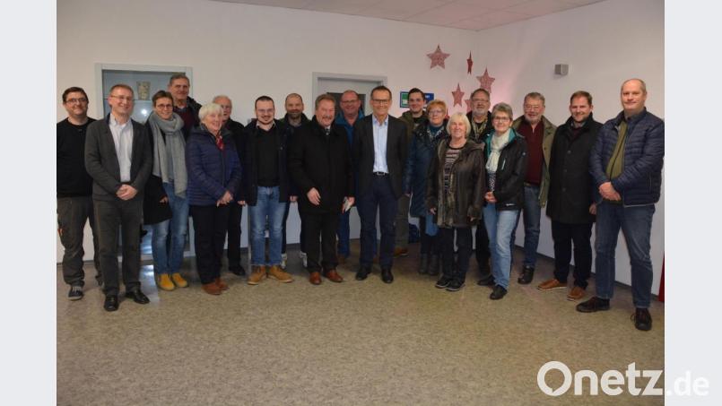 Glapor-Geschäftsführer Walter Frank (Mitte) gab einer Delegation des SPD-Ortsvereins Mitterteich um Vorsitzenden und Bürgermeisterkandidat Johann Brandl (Neunter von links) Einblicke in die Tätigkeit des im Jahr 2007 gegründeten Unternehmens. Mit dabei war auch SPD-Landratskandidat Thomas Döhler (rechts). Bild: jr