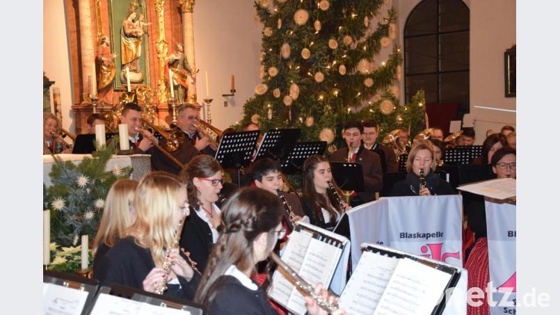 Hell leuchtende Weihnachtssterne zauberten die Musiker um Dirigent Christian Bäuml in den Schmidmühlener Weihnachtshimmel. Bild: bö