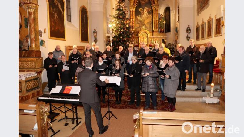 Unter Leitung von Kirchenchorleiter und Organist Florian Löw wechselnd mit Gesangvereindirigent Rainer Weiß gaben die Gemeinschaft aus Kirchenchor und Sängergemeinschaft Plößberg-Wondreb-Schönkirch mehrere Stücke zum Besten. Bild: flt