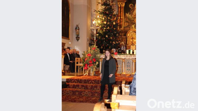 Sopranistin Verena Bauer aus Falkenberg überzeugte, begleitet von Florian Löw am E-Piano, mit ihrer klaren und voluminösen Stimme. Beim ersten Auftritt beim Plößberger Weihnachtskonzert gab sie das Stück „Cantique de Noël“ zum Besten. Bild: flt
