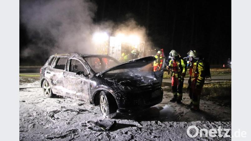 Der VW brennt komplett aus. Als Brandursache vermutet die Polizei einen technischen Defekt. Bild: jma