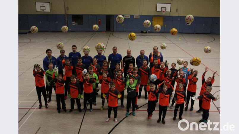 Spaß und Freude am Sport standen im Mittelpunkt des Hallentorwartcamps, zu dem Huberth Rosner in die Dreifachturnhalle des Stiftland-Gymnasiums geladen hatte. Bild: kro