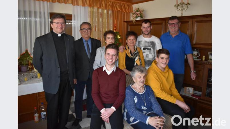 Jubilarin Elisabeth Jäger hat es sich hier zwischen ihren Enkeln Florian (links) und Lukas (rechts) gemütlich gemacht. Hinter ihnen stehen (von links) Pfarrer Marek Flasinski, Zweiter Bürgermeister Herbert Lehner, die Töchter Silvia und Michaela, Enkel Marko und Sohn Klaus. Bild: Karl Schwemmer