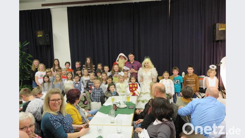 Der Nikolaus (Bertram Dürrschmidt), Musikschulleiter Manfred Wegmann und das Christkind (von links) belohnten den Übungsfleiß der Buben und Mädchen mit Weihnachtsgeschenken. Bild: jzk