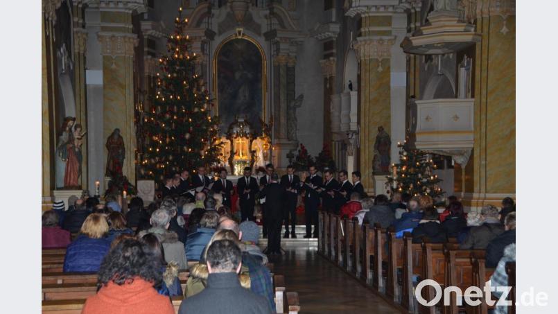Das Vokalensemble Hubert Velten aus Regensburg unter Leitung von Regionaldekan Holger Kruschina aus Roding gastierte am Sonntagabend in Vohenstrauß und vertiefte noch einmal gesanglich die Weihnachtsbotschaft. Bild: dob