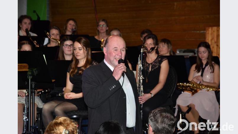 Musikalischer Leiter Hermann Mack dankt dem Ensemble und den Gästen für das seit drei Jahrzehnten ungebrochene Interesse. Bild: fjo