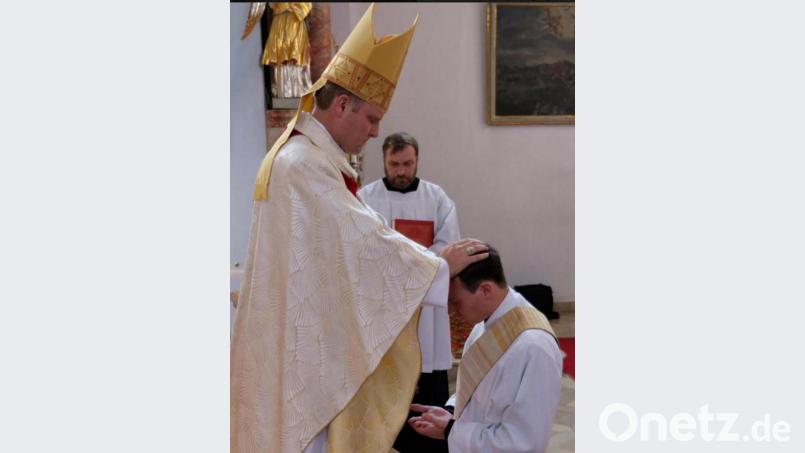 Ein großer Tag im Schwarzenfelder Passionistenkloster: Durch Handauflegung und Weihegebet erteilt Weihbischof Florian Wörner aus Augsburg Pater Dominikus den Auftrag, künftig als Priester zu wirken. Bild: mab