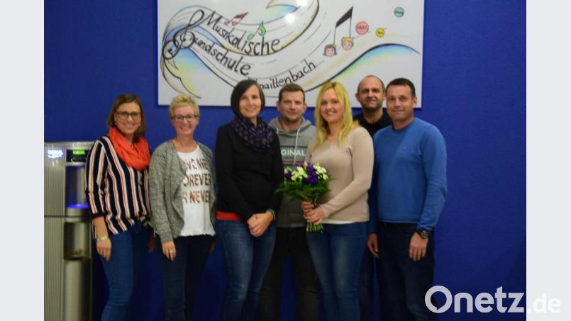 Die Allerweltskirwa-Küchelaktion des Fördervereins der Freunde der Grund- und Mittelschule erbrachte einen Erlös on Höhe von 656 Euro. Über den Erfolg freuten sich (von links): Caroline Wagner, Rektorin Michaela Bergmann, Vorsitzende Irmgard Birner, Andreas Gallner, Bäckermeisterin Christina Schönberger, Thomas Kumeth und Zweiter Bürgermeister Uwe Bergmann. Bild: u