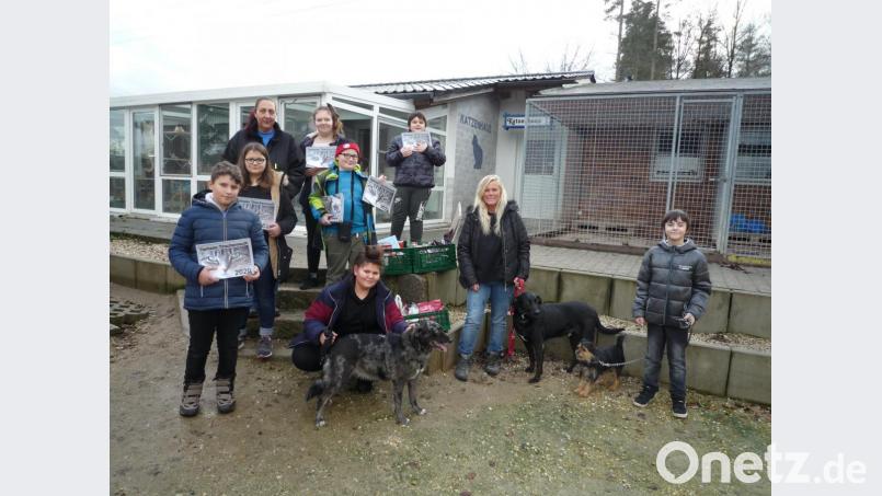 Die Schüler der Mittelschule Waldsassen mit Tierheimleiterin Daniela Riedl (links oben) und Rektorin Claudia Strobel-Dietrich (rechts unten) sowie den Hunden Benny, Indra und Diego. Bild: Mittelschule Waldsassen/exb