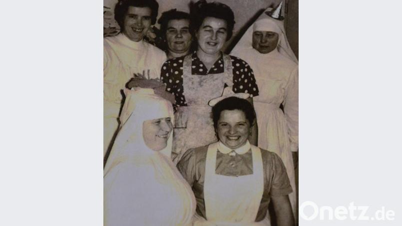 Die heute 84-jährige Resi Scharf als junge Krankenschwester (vorne, rechts). Bild: exb