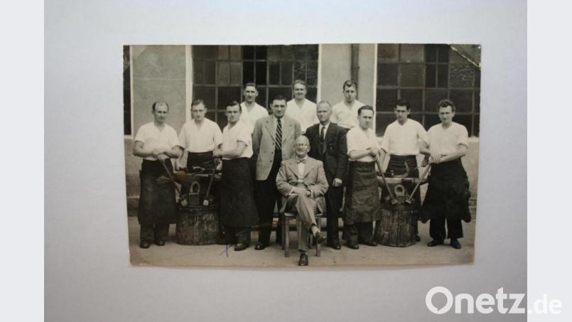 Die neun Huf- und Schmiedemeister stellen sich 1954 nach bestandener Meisterprüfung mit ihrer Prüfungskommission in Nürnberg zu einem Erinnerungsfoto. Darunter ist auch Theo Zeitlmann aus Kirchenthumbach (vorne, Dritter von links). Repro: gpa