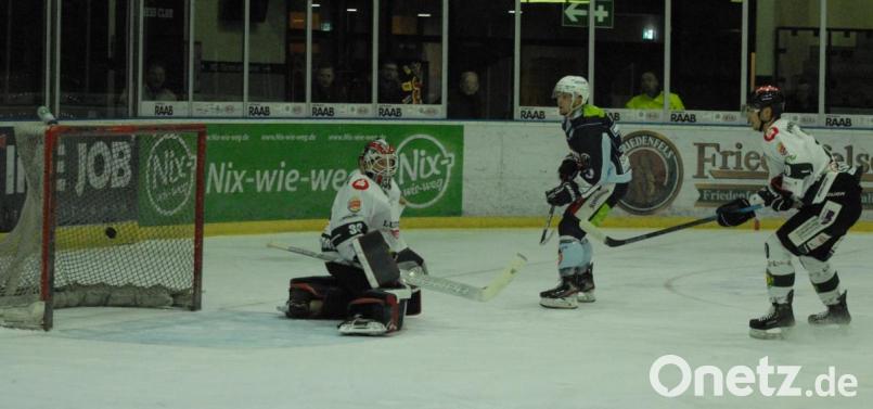 Wichtiges Tor in Unterzahl: In der 31. Minute schoss Tomas Rubes zum 3:2 ein. Am Ende gewannen die Blue Devils gegen Höchstadt mit 6:2. Bild: gb