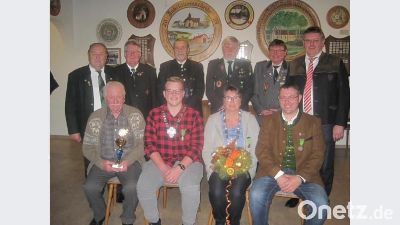 Sitzend, von links: Aufgelegt-König Willi Herlitze, Jugendkönig Jens Graßler, Liesl Christine Schöpf, 1. Ritter Matthias Neugebauer; stehend, von links: Gauehrenschützenmeister Karl Federer, Gauehrenschützenmeister Wolfgang Moll, Schützenmeister von Vilseck, Georg Schmer,  Gauschützenmeister Dietmar Beyer, Schützenmeister Karl-Heinz Schöpf und Bürgermeister Hans-Martin Schertl.  Bild: exb