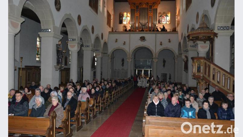 Gut besucht war das Weihnachts- und Jahresabschlusskonzert des Kirchenchors St. Jakob in der Stadtpfarrkirche. Die Sänger hatten sich für den Großteil des Programms auf der Empore platziert. Bild: lnz