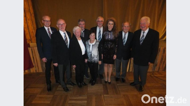 Vorsitzender Günter Winter, Ehrenchorleiter Richard Pflamminger und Chorleiterin Jana Müller (von rechts) gratulierten mit Bürgermeister Bernhard Lindner und Zweitem Vorsitzenden Franz Kredler (von links) den geehrten Mitgliedern. Bild: ibj