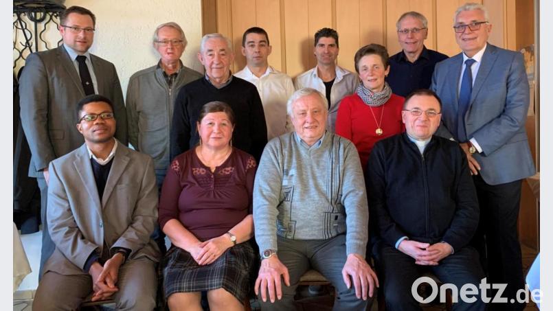 Zusammen mit der Familie und vielen Immenreuther Vereinen feierte der Jubilar mit (links von vorne) Kaplan Justin Kishimbe, Rita & Alois Melzner, Pfarrer Markus Bruckner, sowie (links von hinten) Martin Schmid (Krieger-und Soldaten), Gerhard Greger (FFW Ahornberg), Willy König (Obst- und Gartenbauverein), Stefan König (Sportverein), Reiner Ullmann (SVI-Förderverein), Claudia Porst (KAB), Lothar Porst (CSU) und Josef Hecht (Gemeinde). Bild: mez