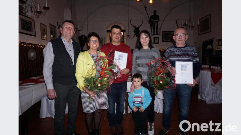 Stolz auf seine Mitarbeiter: Christian Baumann (links) dankte Peter Weismeier für 40, Martin Ponnath für 20 und Ehefrau Rosa Baumann ebenfalls für 40 Jahre Betriebszugehörigkeit (von rechts). Bild: kaz