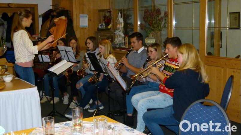 Die frisch gebackene Dirigentin Katharina Ruhland spielte beim Ehrenabend mit ihrem Jugendorchester auf. Bild: bgl