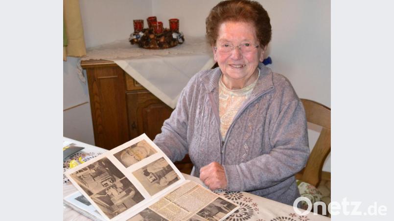 Resi Scharf (84) denkt gerne an die Zeit zurück, in der sie Krankenschwester im Kemnather Krankenhaus war. Besonders die Silvesternacht 1969 ist ihr im Gedächtnis geblieben, denn in dieser Nacht kamen gleich zehn Babys zur Welt. Bild: Lowak