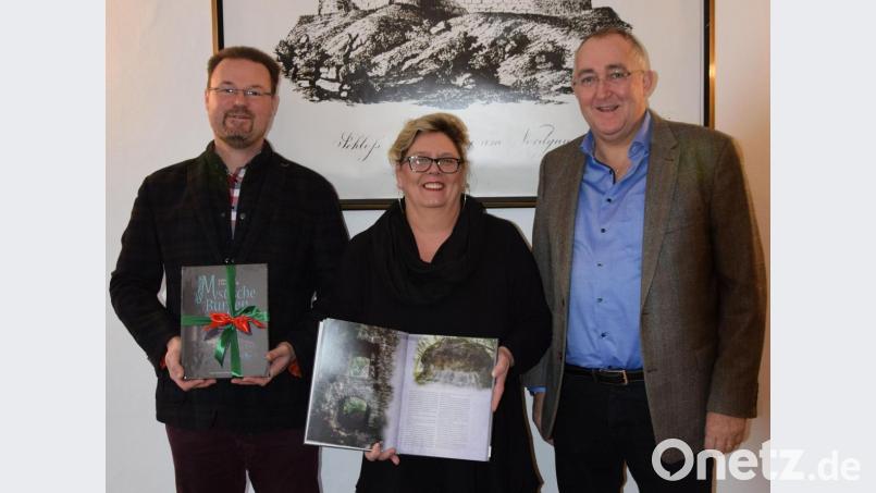 Mystische Burgen in der Oberpfalz - Mit rätselhaften Geschichten von Oberpfälzer Burgen befasste sich die Schriftstellerin Gabriele Kiesl (Mitte) . Im Hohnburger Rathaus stellte sie ihr neues Werk vor. Von links Bürgermeister Florian Junkes,, rechts Verlagsleiter Josef Roidl vom Buch- und Kunstverlag Oberpfalz. Bild: bö