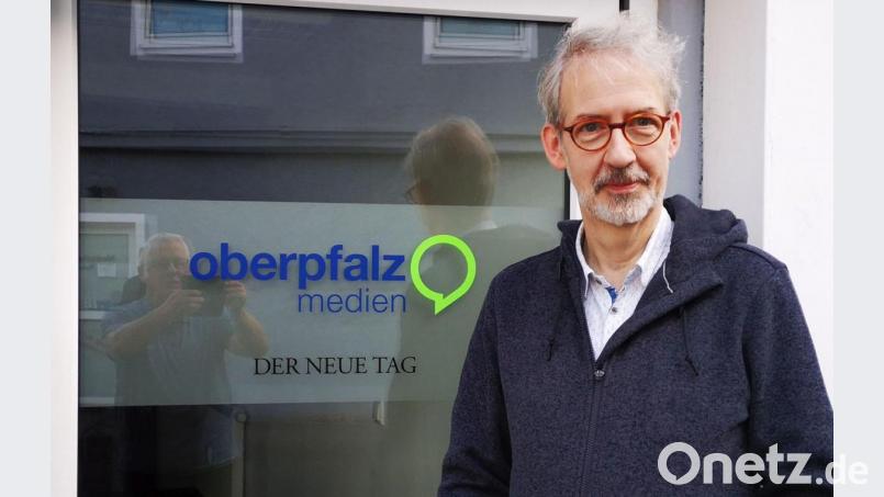 Manfred Knedlik, hier bei einer Stippvisite der Schwandorfer NT-Redaktion vor wenigen Tagen, gibt die Festschrift zum Nordgautag 2020 in Schwandorf heraus. In der ersten Julihälfte des nächsten Jahres geht das Großereignis unter dem Titel &quot;Kulturfest der Oberpfälzer&quot; über die Bühne. Bild: Thomas Dobler