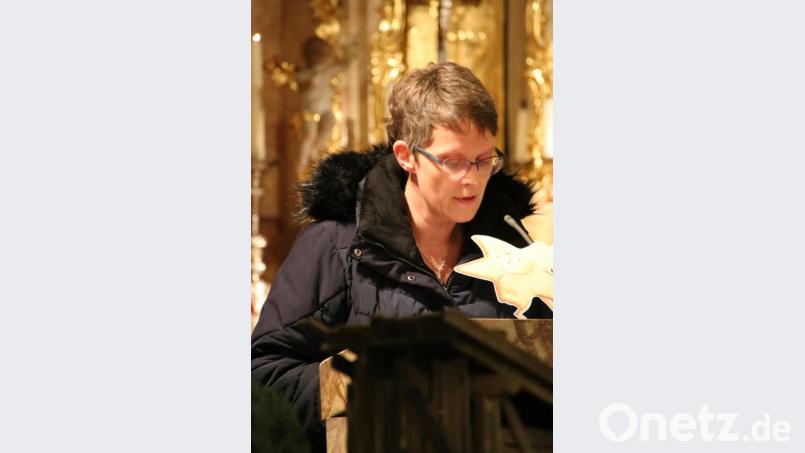 Einfühlsam und kindgerecht führt Petra Rumpler durch die Krippenfeier. Bild: Nicole Koller