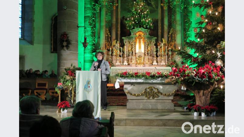 Mit ihren gefühlvollen religiösen Liedern berührte Brigitte Traeger die Herzen der zahlreichen Zuhörer in der Kemnather Stadtpfarrkirche. Bild: jzk