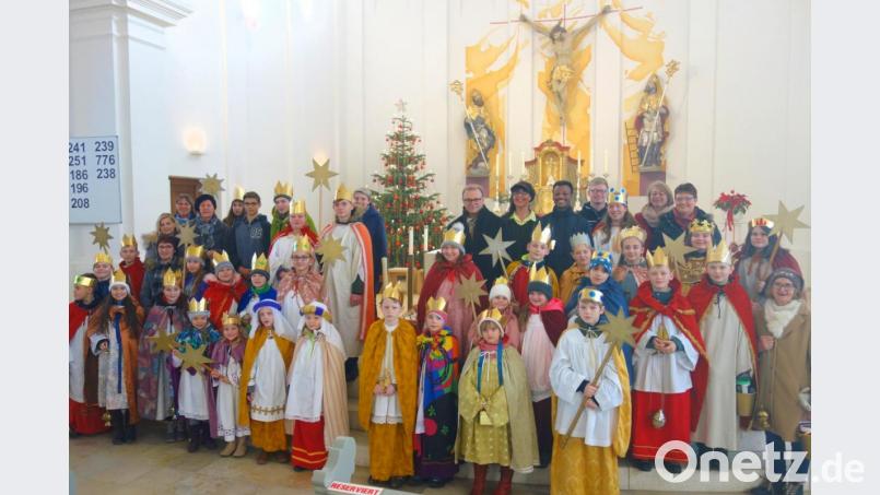 Farbenfroh und feierlich steht die Aussendung der Sternsinger im Mittelpunkt des Festgottesdienstes in der Emmeramskirche. Bild: fjo