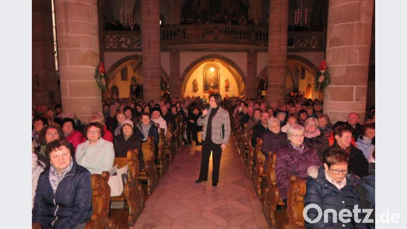 Mit ihren gefühlvollen religiösen Liedern berührte Brigitte Traeger die Herzen der zahlreichen Zuhörer in der Kemnather Stadtpfarrkirche. Bild: jzk
