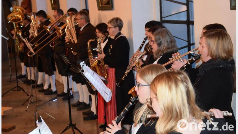 Mit einem Doppelchor aus dem Bereich venezianischer Kammermusik hießen die Musiker der Konzertkapelle im Kirchenrund die Besucher willkommen. Bild: bö