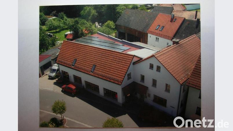 Ein Blick auf das Zeitlmann-Gelände: Im Bild das Wohnhaus, daneben die Büros und dahinter (links) das ZS-Betriebsgelände. Rechts neben dem Eingang wurde das Familienwappen angebracht. Repro: gpa