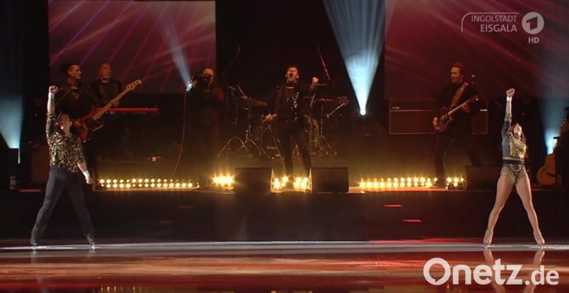 Markus Engelstädter singt auf der Eisgala in Ingolstadt. Screenshot: msh