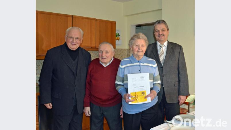 Mit ihrem Ehemann Karl (Zweiter von links), Pfarrer Gerhard Schmidt (links) und Bürgermeister Andreas Wutzlhofer (rechts) feierte Hildegard Kammerer ihren 90. Geburtstag. Ihre geistige Vitalität ist sehr erstaunlich. Bild: dob